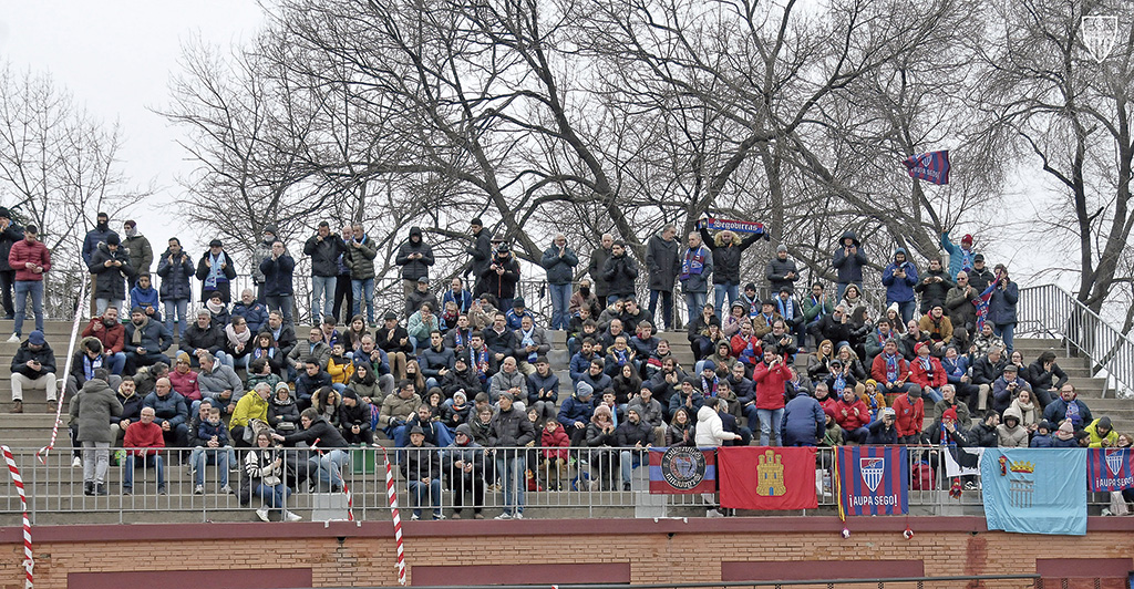 Aficionados de la Segoviana en el campo del Adarve./ JUAN MARTÍN-G. SEGOVIANA