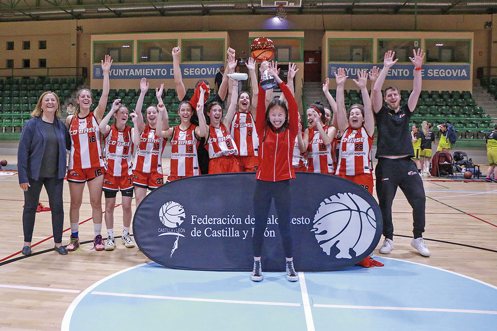 El CD Base femenino celebra el título de campeón provincial./ CD BASE