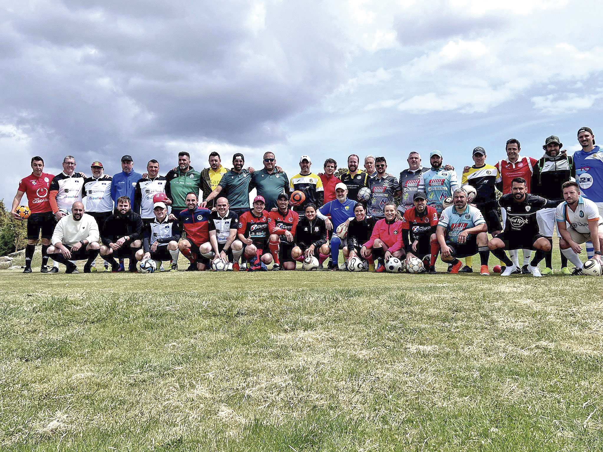 Foto de familia de los participantes en la competición que se celebró en Los Ángeles de San Rafael./ E.A.