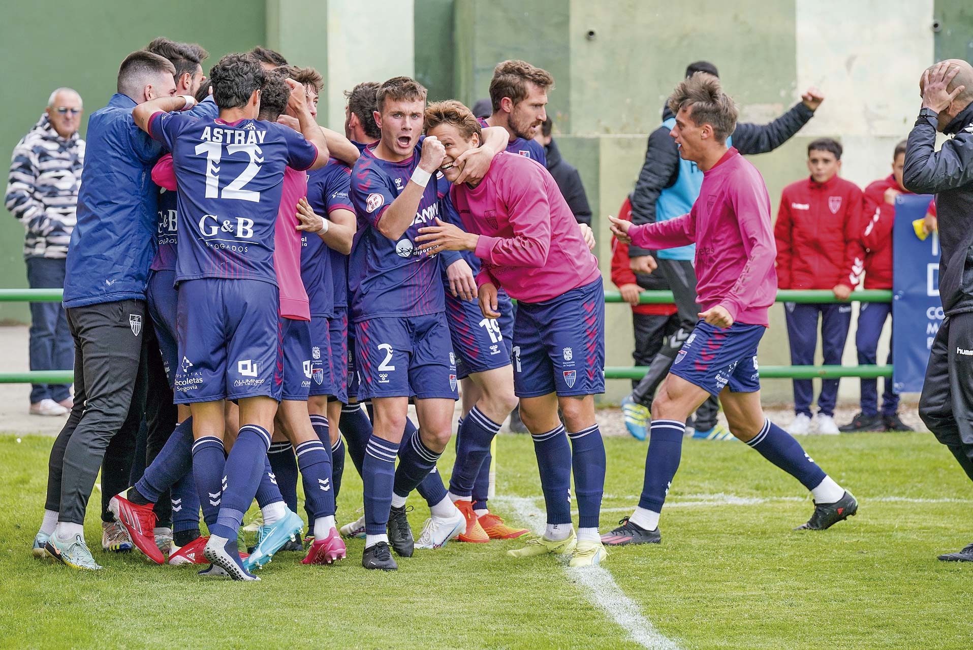 Hugo Marcos celebra con la cámara tras el 2-0, / MIGUEL ÁNGEL FERNÁNDEZ