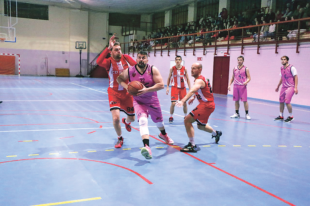 El jugador del Spordeporte entra a canasta en un momento de la final de la Copa Delegación./ EL ADELANTADO