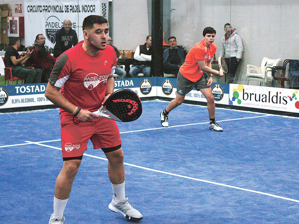 La pareja observa la bola en uno de los encuentros disputados en Padelzone./ EL ADELANTADO