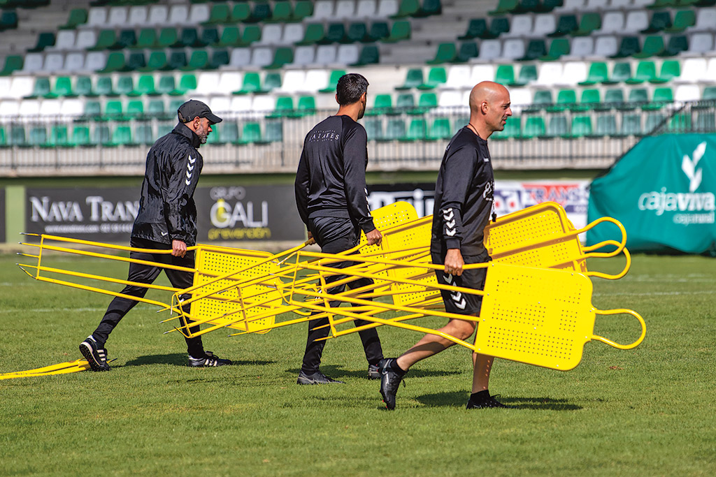 Los miembros del cuerpo técnico de la Segoviana se dirigen con varias figuras de metal hasta una zona del campo de La Albuera./ LUIS HORCAJADA