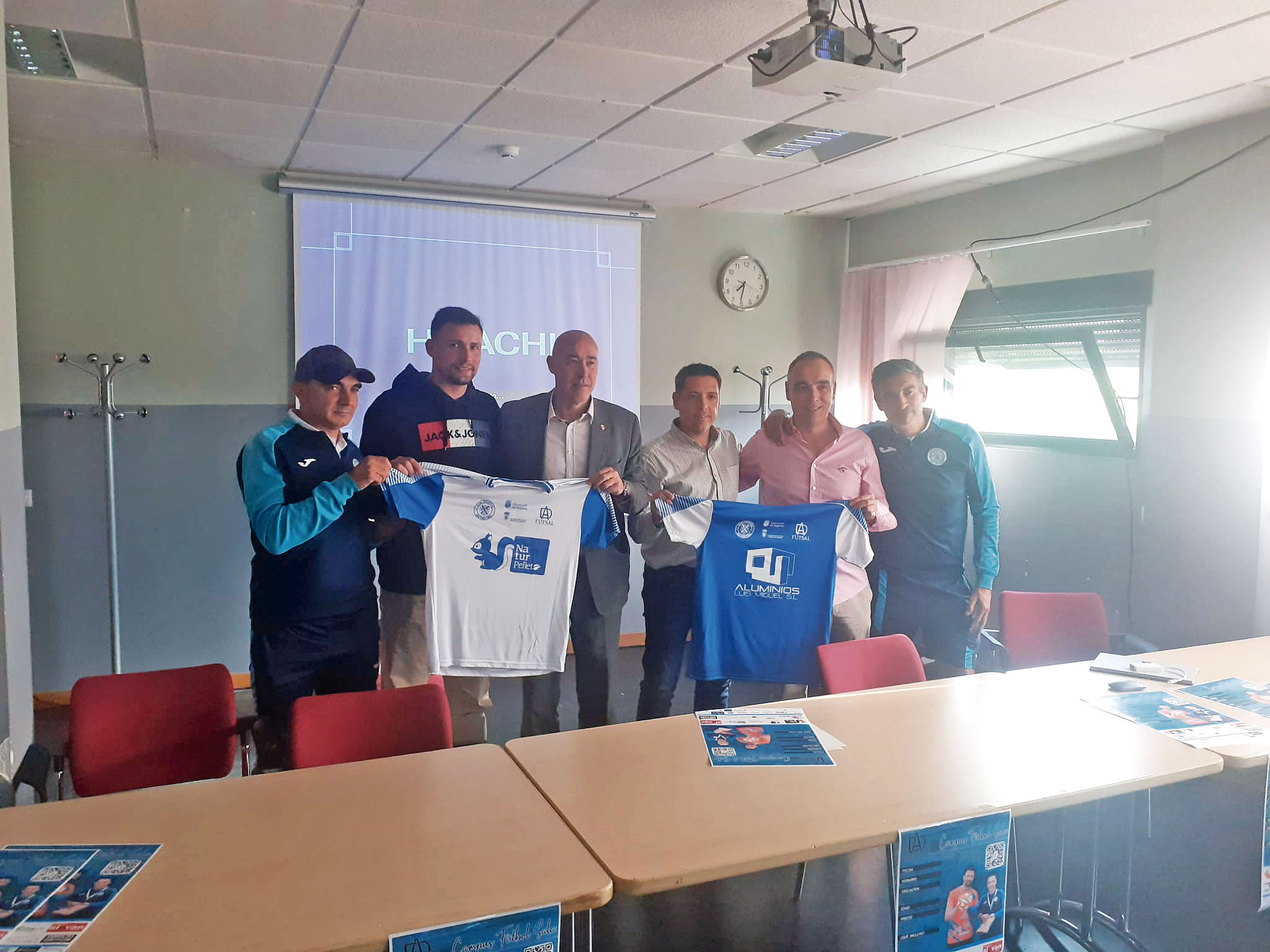 Foto de familia de los organizadores del Campus junto al alcalde de San Cristóbal y los miembros del club./ J.M.