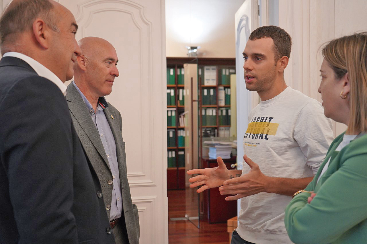 Un momento de la recepción que la Diputación hizo al ciclista Fran Herrero el pasado año./ DIPUTACIÓN