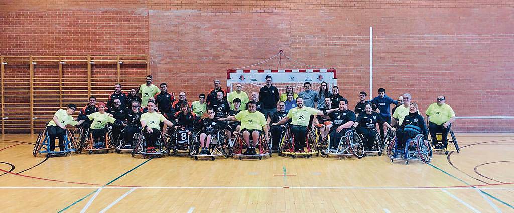 Foto de familia de los participantes del primer torneo de balonmano en silla de ruedas que se llevó a cabo en El Espinar./ INCLUSPORT