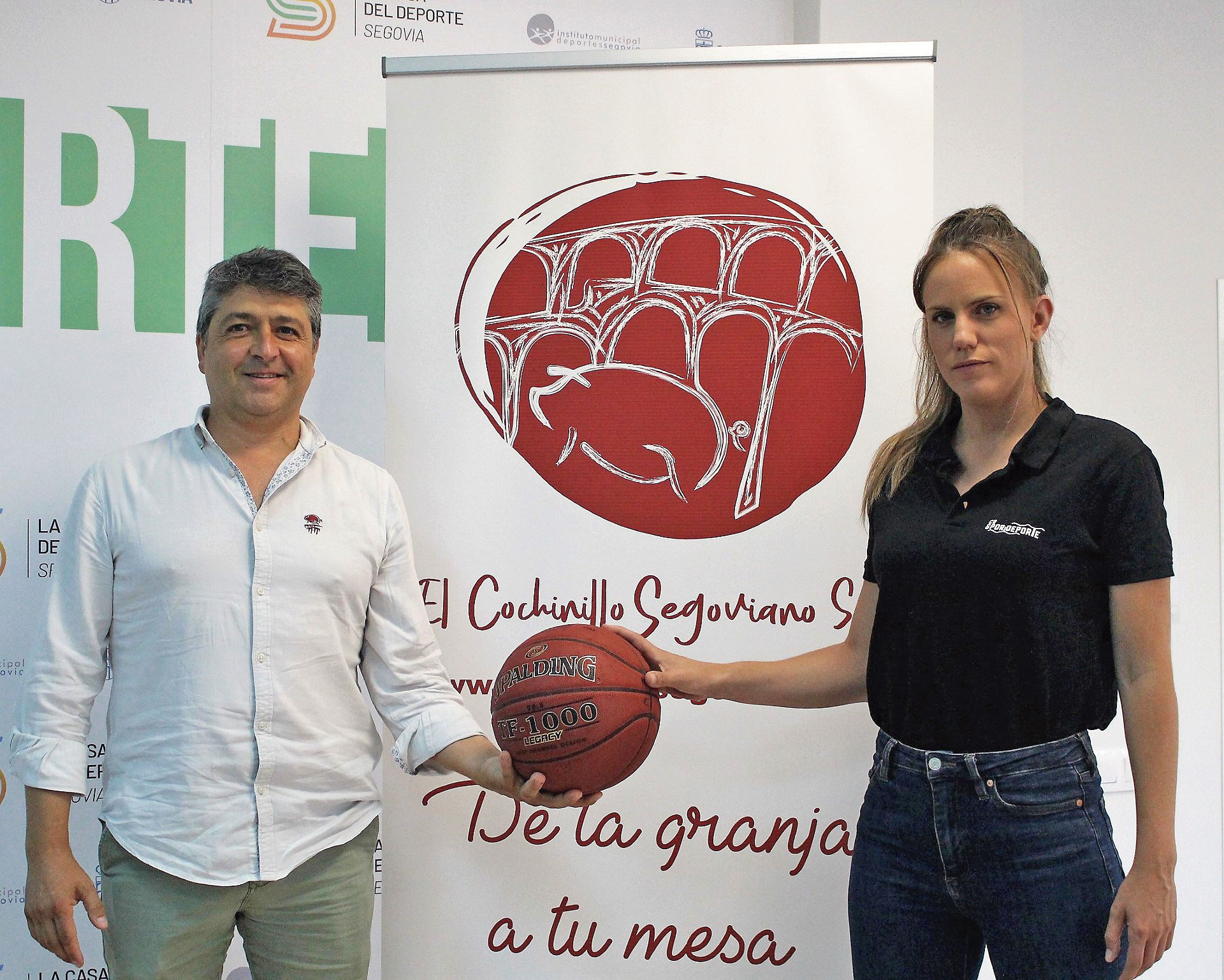 Los representantes de El Cochinillo Segoviano y CD Spordeporte, tras el acuerdo./ SPORDEPORTE