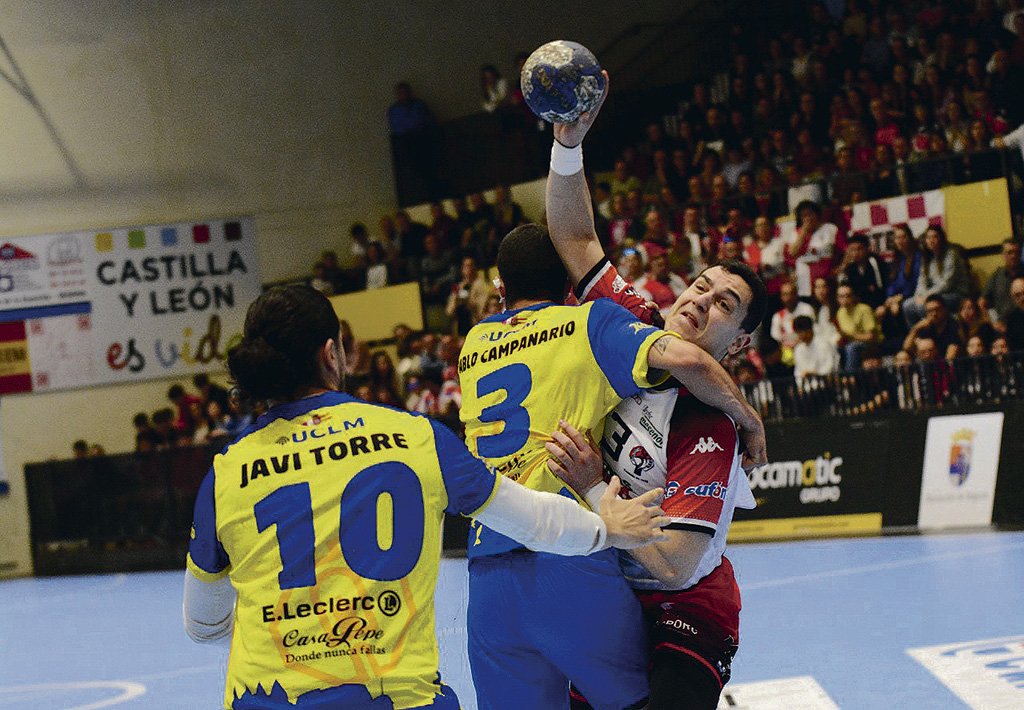 Lodos, frenado por un jugador del Caserío Ciudad Real durante el partido jugado en Nava./ AMADOR MARUGÁN