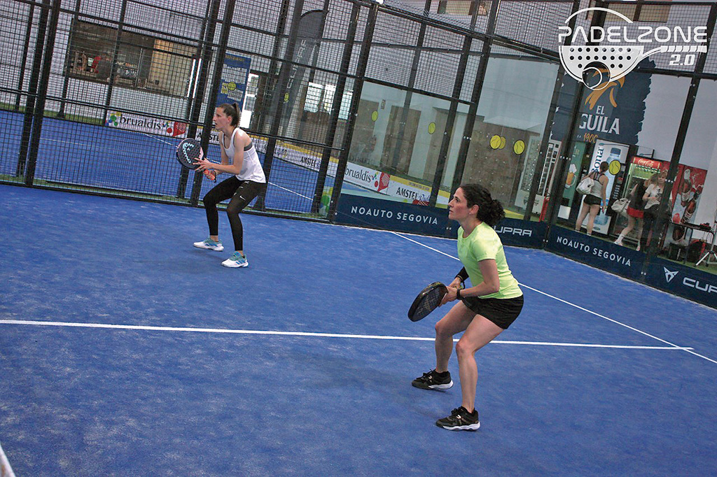 El Circuito Provincial de pádel decidió los protagonistas del Máster Final 1 Adela (i) y Laura Llorente, preparadas para recibir la bola durante un partido. / DIPUTACIÓN