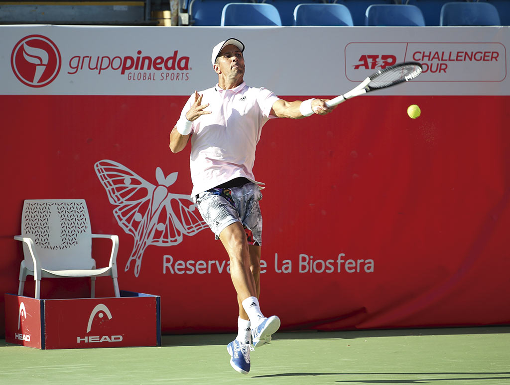 Fernando Verdasco golpea a la bola durante un partido del pasado Open Castilla y León de tenis./ ALBERTO SIMÓN
