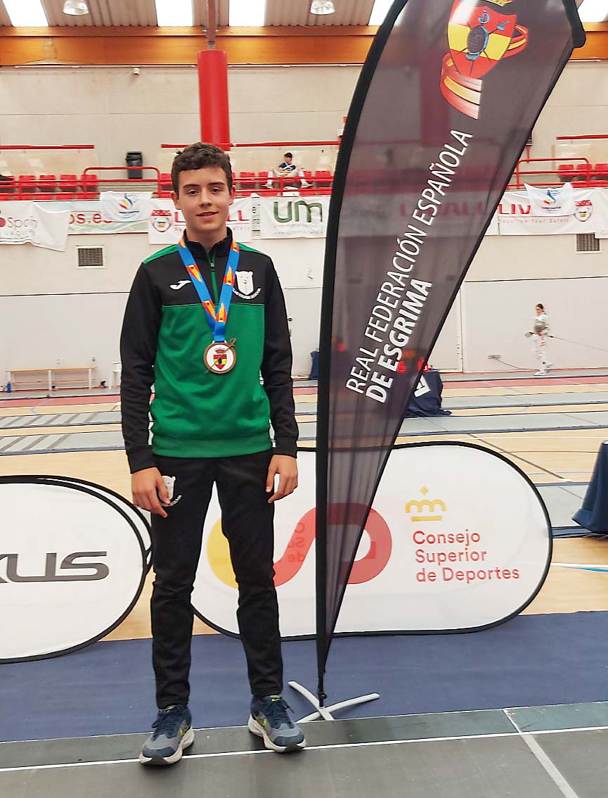 Hugo García, con la medalla ganada en el campeonato de España./ ESGRIMA SEGOVIA