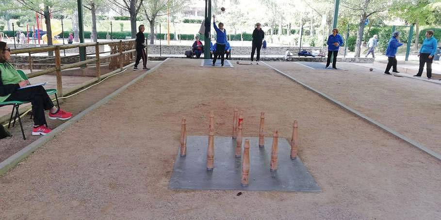 Una de las jugadoras, durante su tirada en la modalidad de bolos segovianos./ DELEGACIÓN