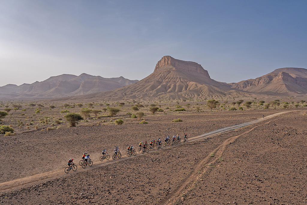 Ciclistas pasando por una de las pistas durante la tercera etapa de la Titan Desert. / EFE