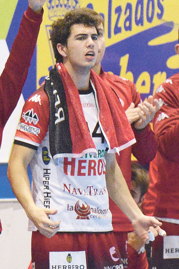 Óscar Marugán celebra un gol del Viveros Herol Nava./ AMADOR MARUGÁN