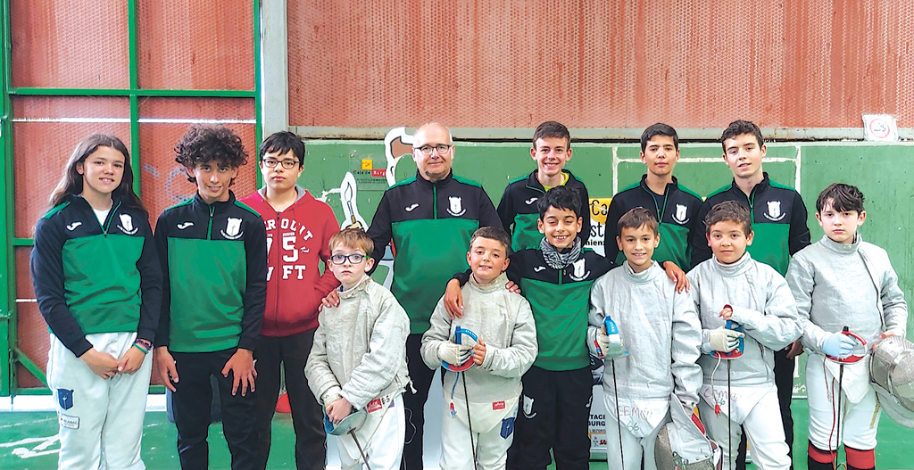 Foto de familia de los integrantes del Club de Esgrima de Segovia que participaron en el campeonato./ E.A.