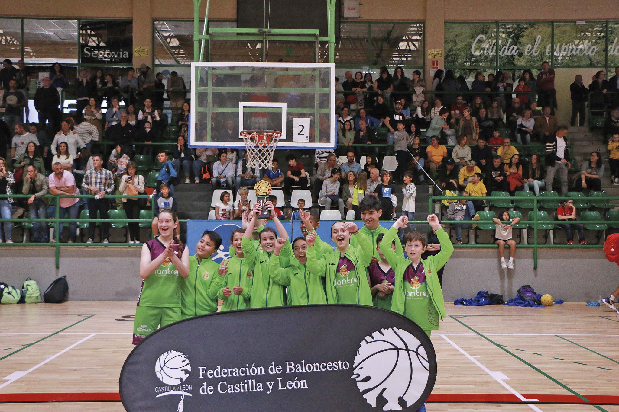 Los jóvenes jugadores del Saltamontes Valverde levantan el trofeo tras ganar la final./ CB SALTAMONTES