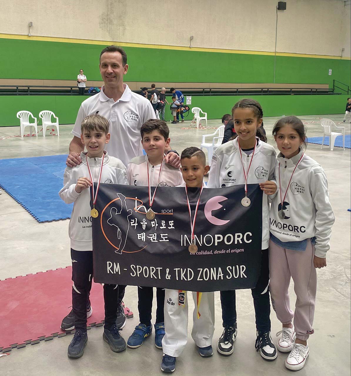 Los competidores segovianos, con su maestro Raúl Maroto./ RM-SPORT