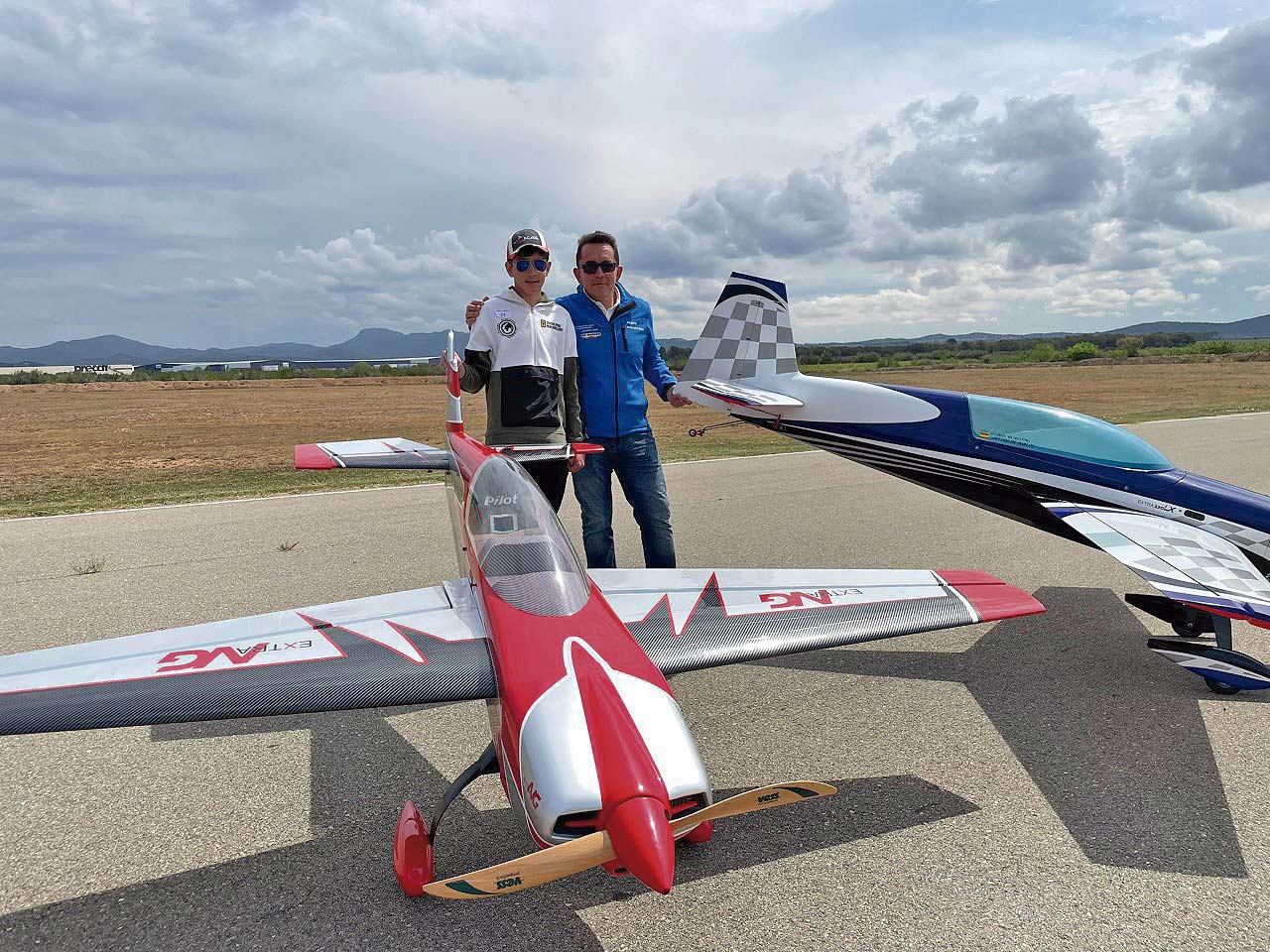 Javier (i) y Arturo de Pablos, junto a los aparatos./ EL ADELANTADO