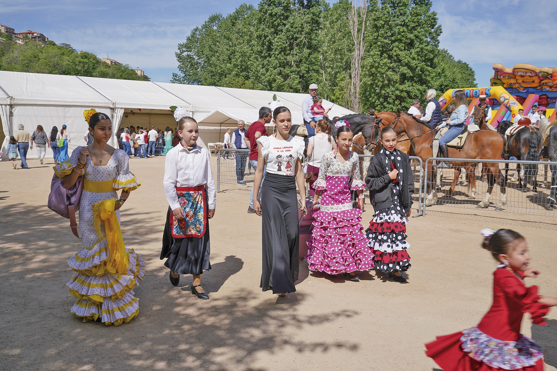 Los bailes andaluces y el flamenco han sido protagonistas desde esta mañana en el recinto ferial, junto a los caballos. / Miguel Ángel Fernández