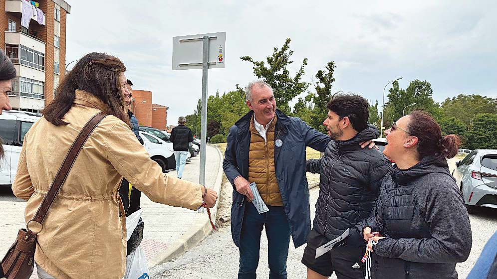 El candidato de los populares en una visita a los barrios