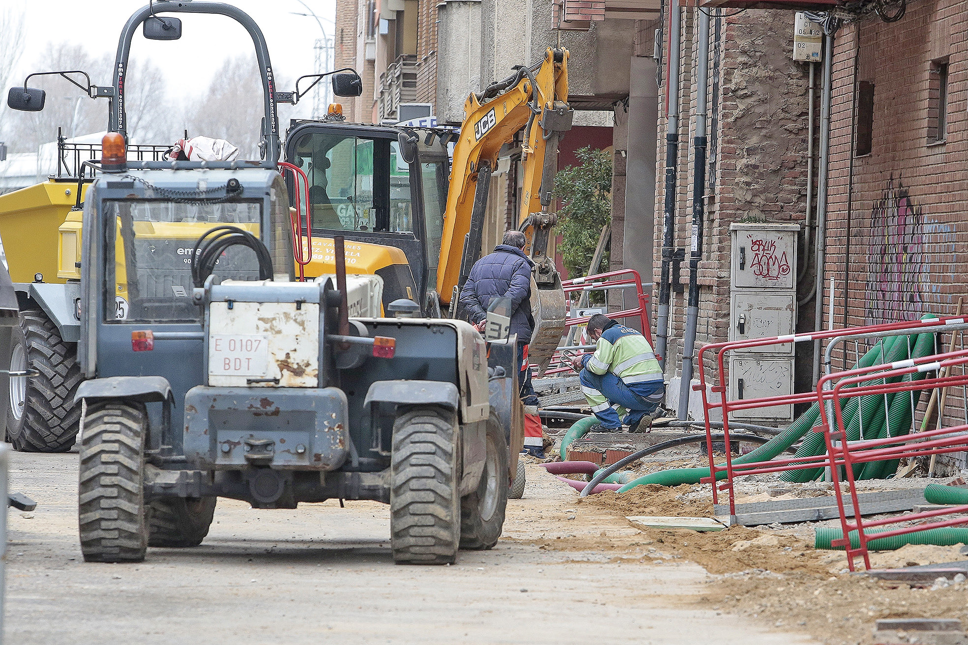 Operarios arreglando una fuga de gas en la calle Padre Isla de León./ ICAL