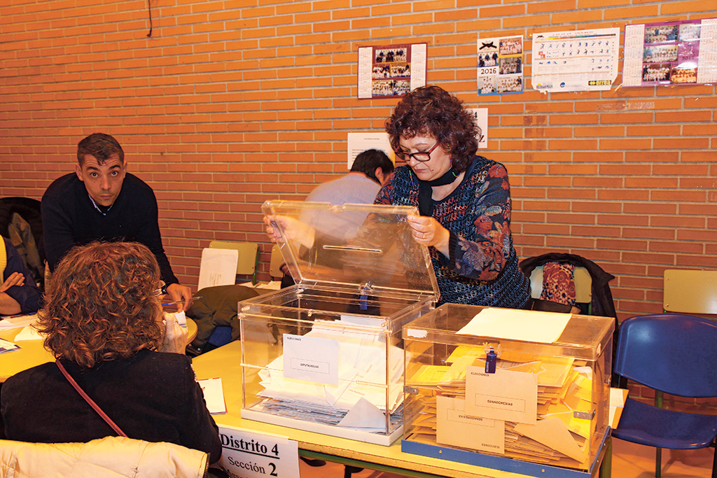 Volcando a urna para contar los votos en las últimas elecciones. / NEREA LLORENTE