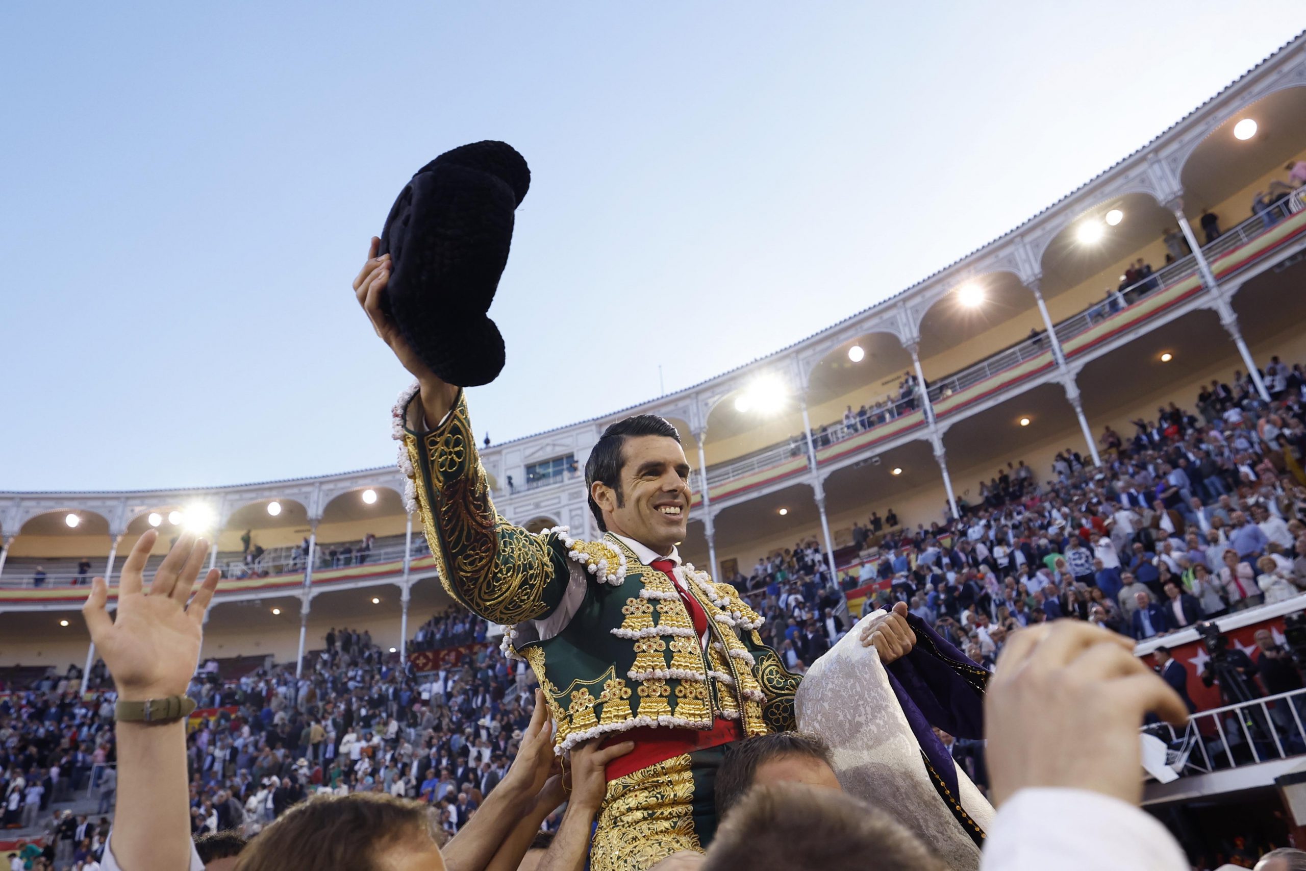 El diestro Emilio de Justo sale a hombros tras el segundo festejo de la Feria de San Isidro, con reses de Garcigrande, este jueves en la Monumental de Las Ventas, en Madrid. EFE/ Juanjo Martín