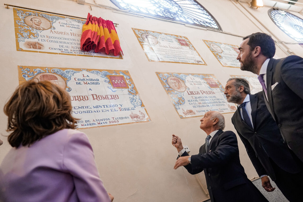 El torero segoviano Andrés Hernando descubre el azulejo en la plaza de toros de Las Ventas.