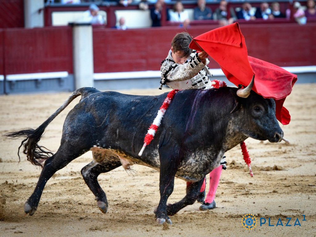 Pase de pecho de Christian Parejo. / PLAZA 1