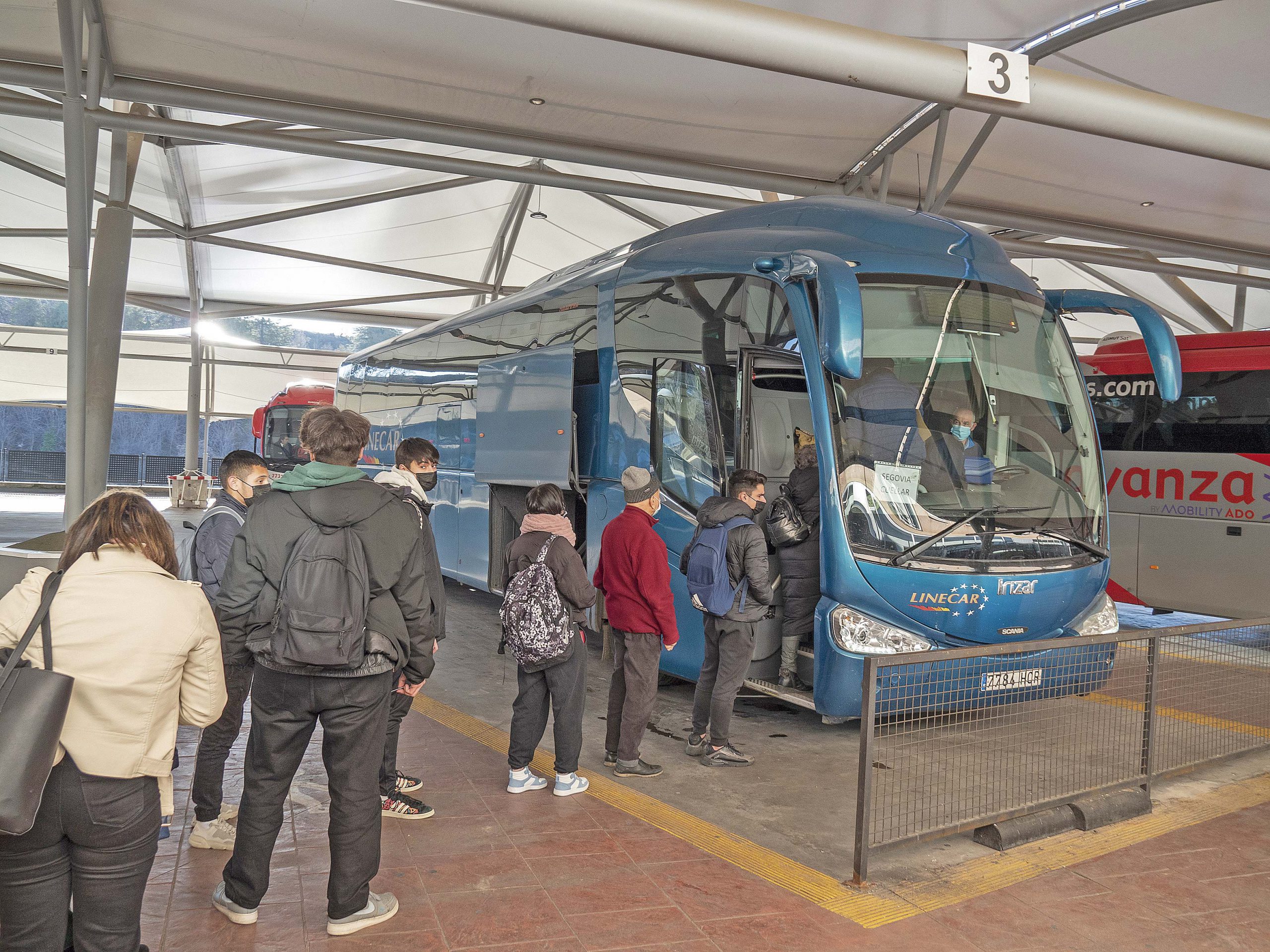Usuarios accediendo a un autobús en Segovia./ KAMARERO