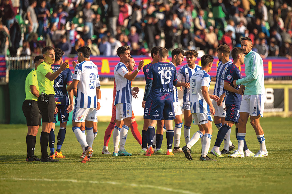 Los protagonistas del partido se saludan al finalizar el tiempo reglamentario con el empate sin goles./ LUIS HORCAJADA