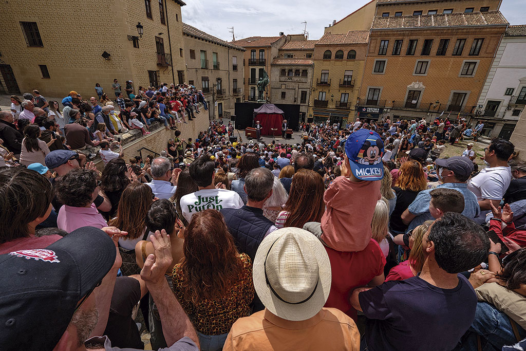 Titirimundo en la plaza de San Martín. / Kamarero