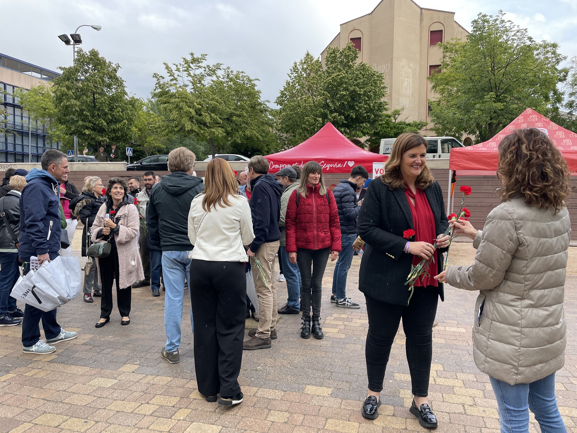La alcaldesa entrega una rosa a una de las asistentes. / E. A.