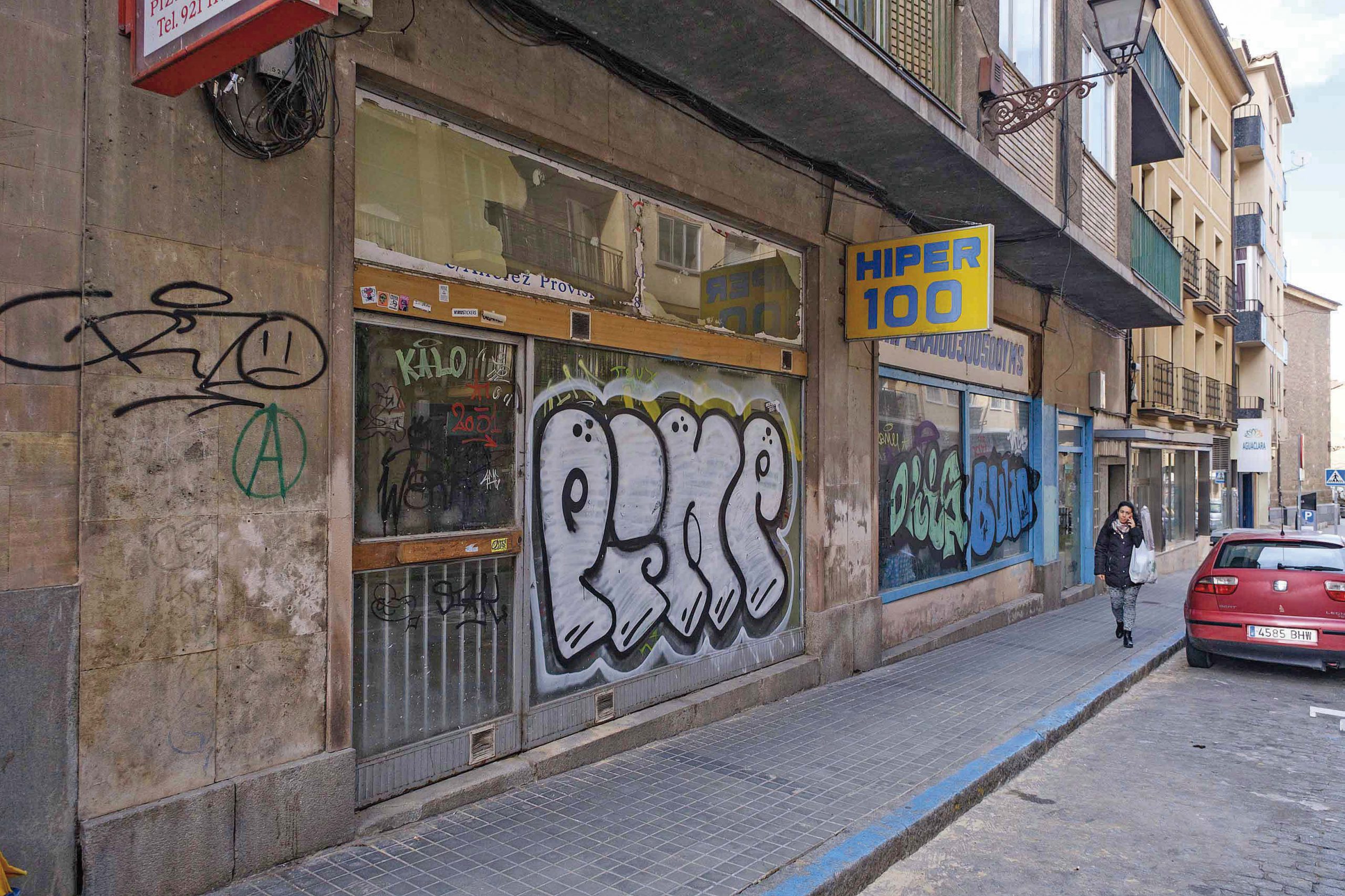 Locales comerciales cerrados en un céntrico barrio de la capital segoviana. Kamarero.