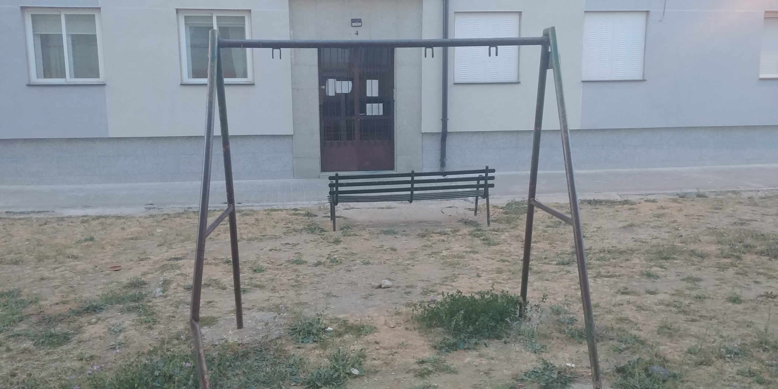 Vecinos jardineros en el barrio de La Albuera 5 20230509 213202 scaled