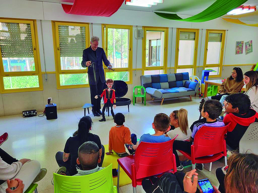 Un momento de la actuación en la residencia Juan Pablo II.