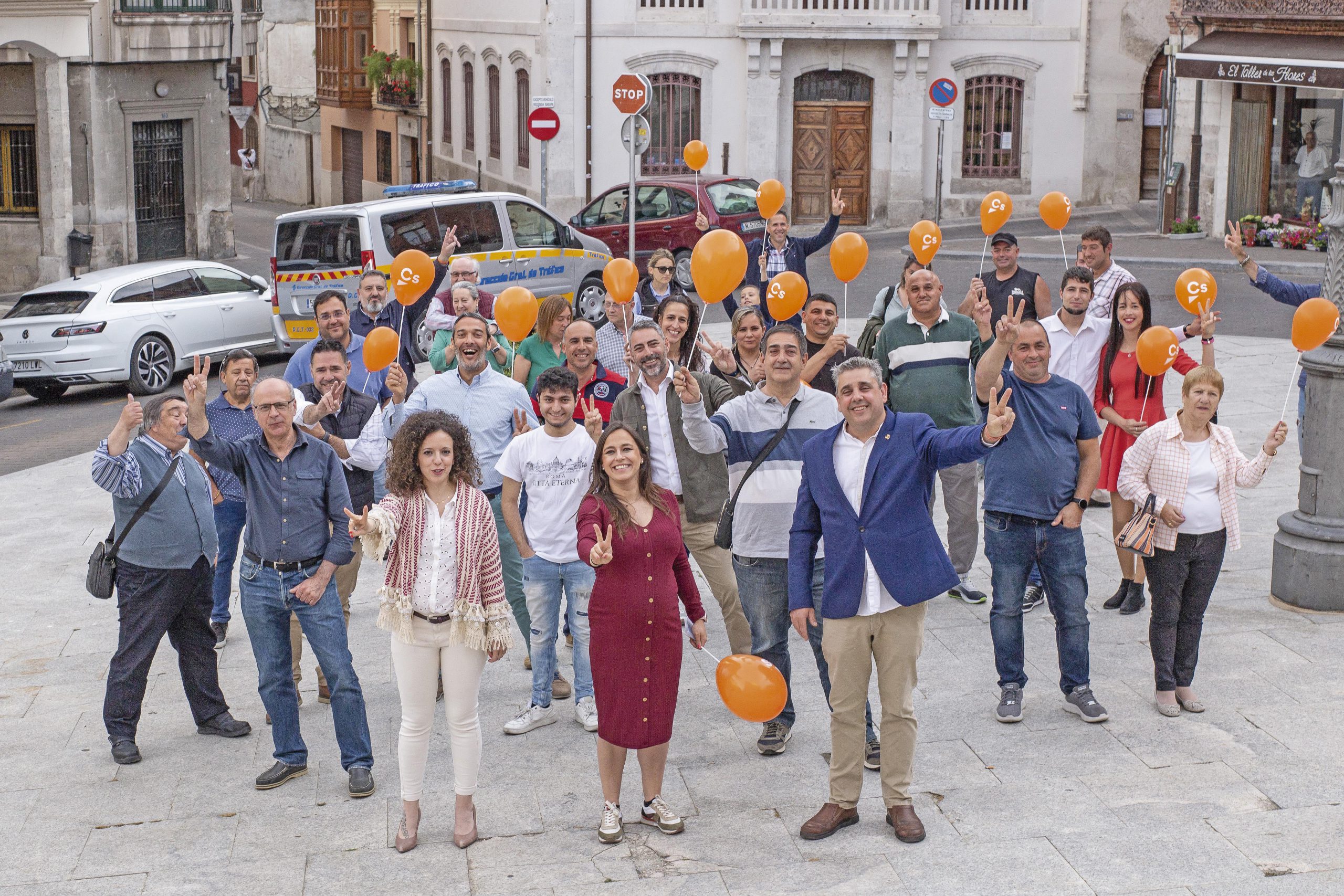 Los candidatos, ayer viernes en una calle de la villa cuellarana. / E. A.