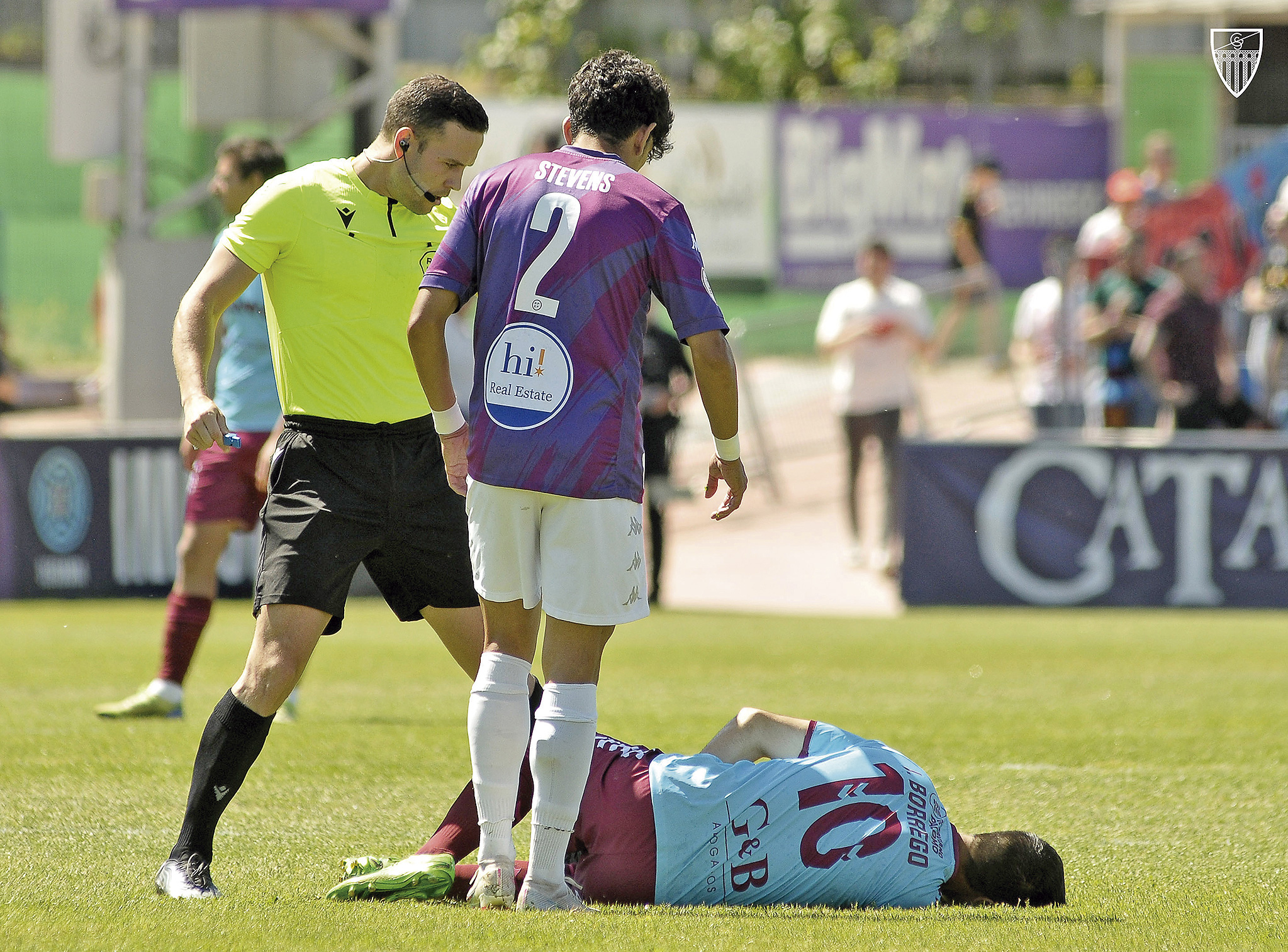 El colegiado del partido y un jugador del Guadalajara se interesan por la lesión de Javi Borrego que tuvo que ser sustituido en los primeros minutos del encuentro./ JUAN MARTÍN-G. SEGOVIANA