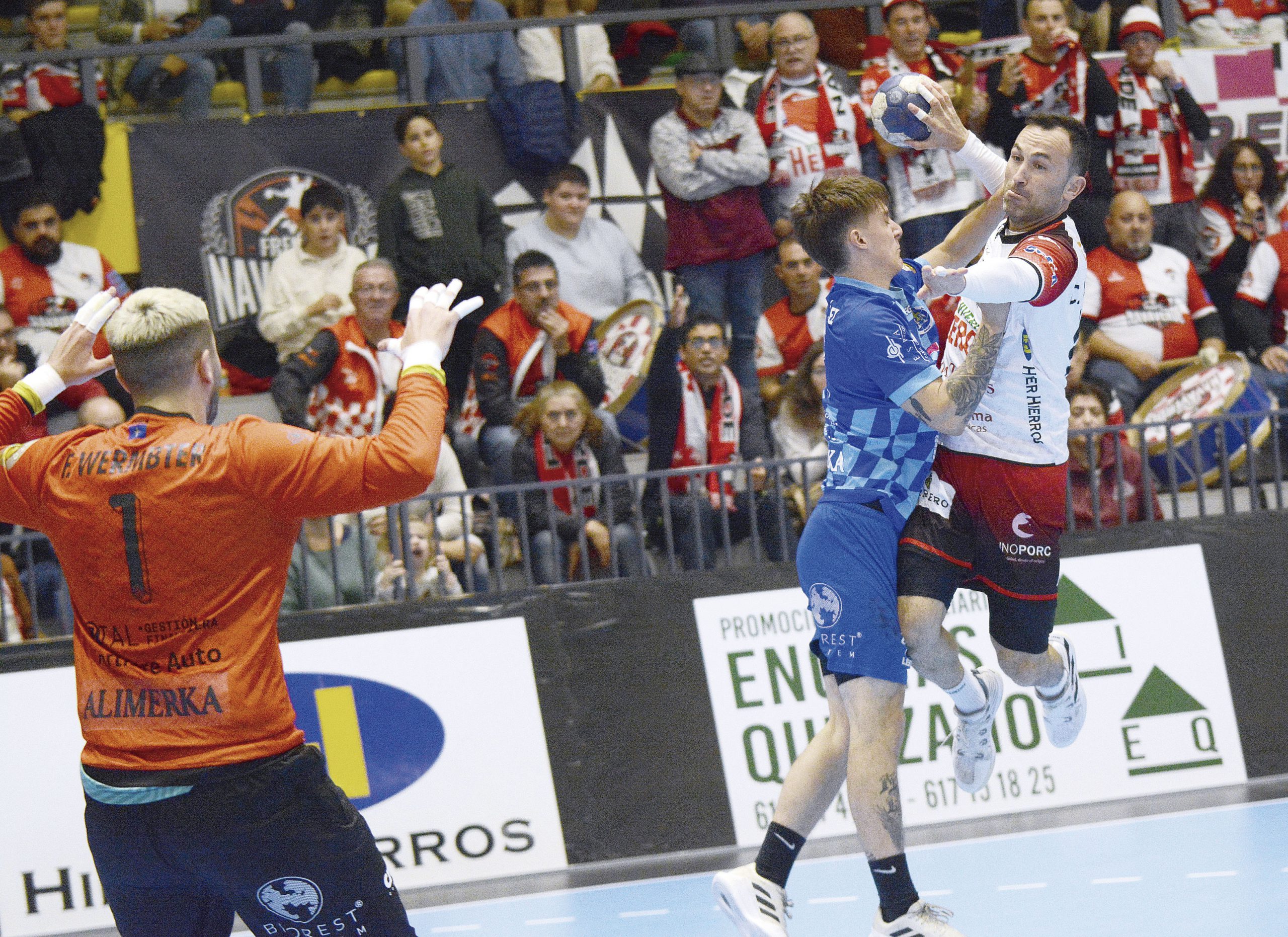 Carlos Villagrán lanza ante la oposición de un defensor en un encuentro jugado en Nava./ AMADOR MARUGÁN