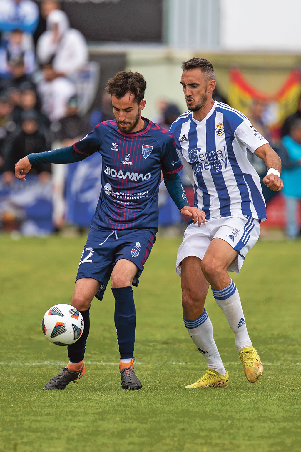 Juan de la Mata controla el balón en presencia de un contrario. / LUIS HORCAJADA