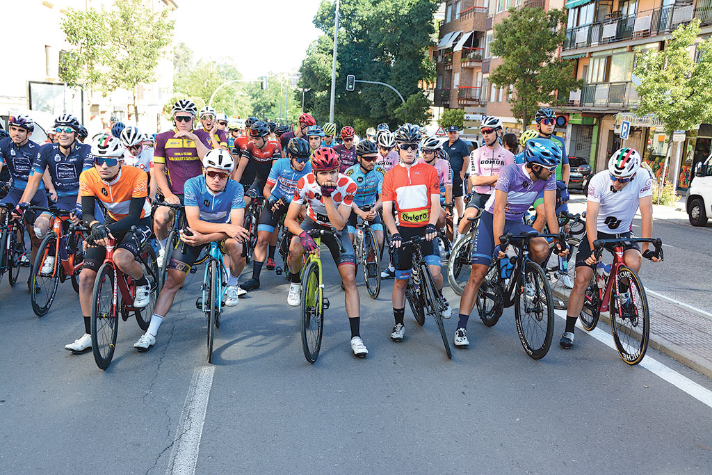 Ciclistas esperando el inicio de la segunda etapa de la pasada Vuelta a Segovia./ CARLOS NAVARRO