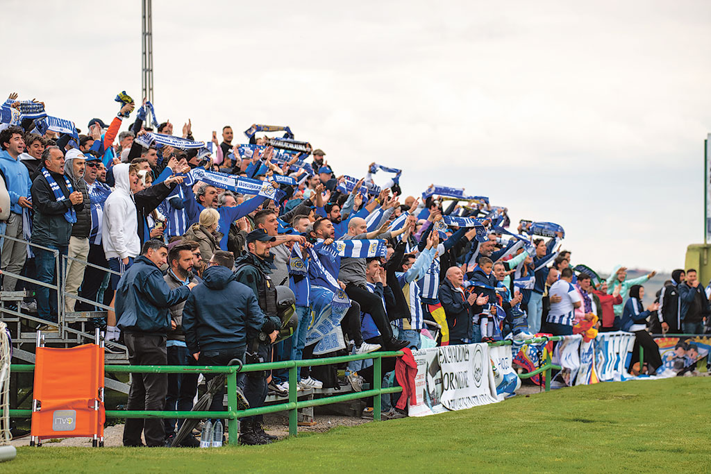 Aficionados del Recre en una de las gradas supletorias./ LUIS HORCAJADA