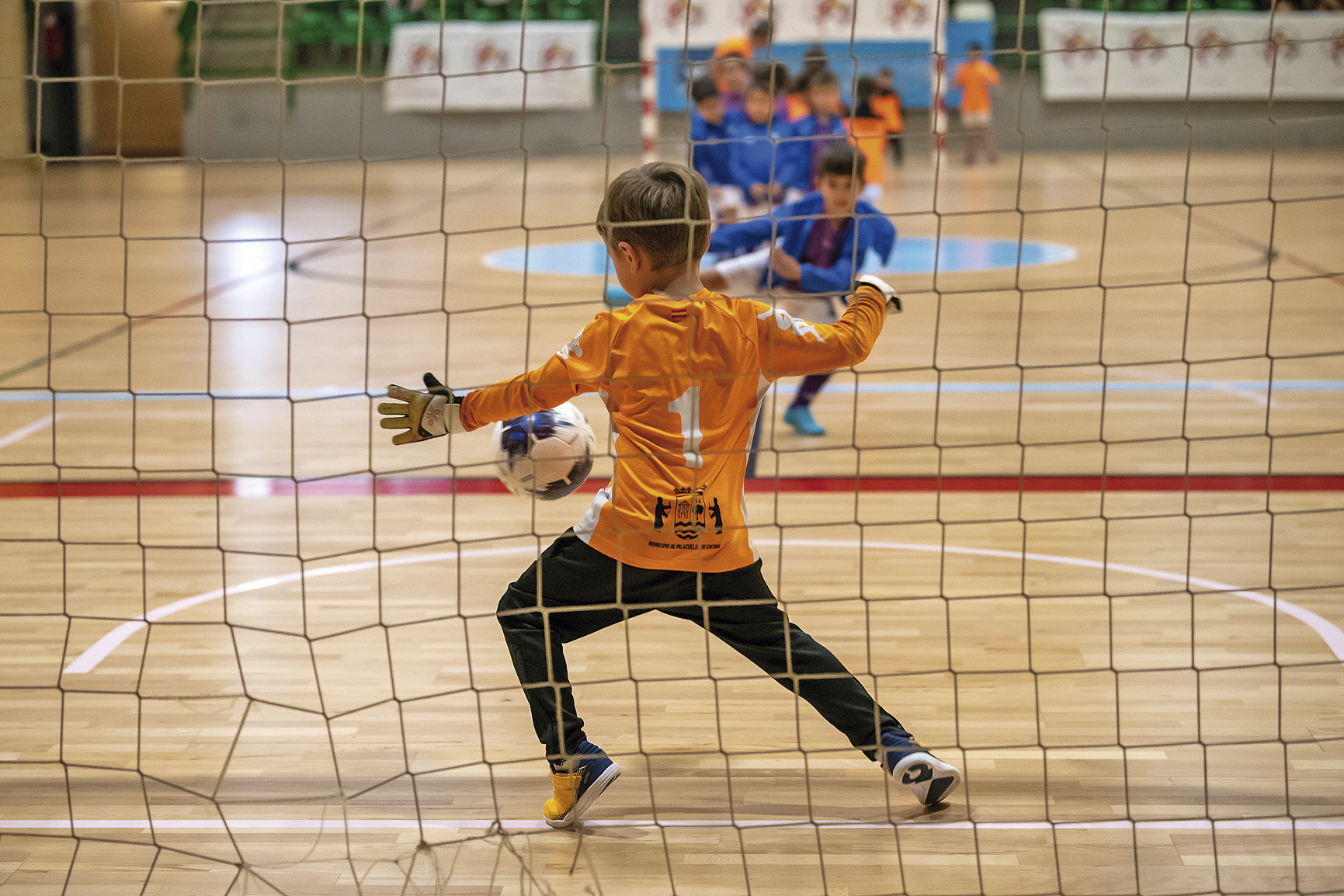 El portero se dispone a rechazar el lanzamiento de un compañero durante el calentamiento. / LUIS HORCAJADA