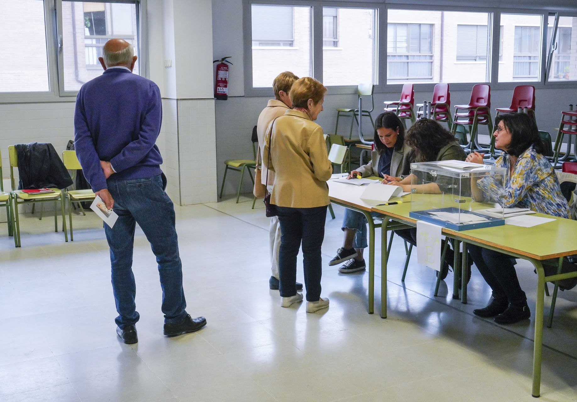 Votación en una de las mesas de la capital segoviana esta mañana. / Miguel Angel Fernández