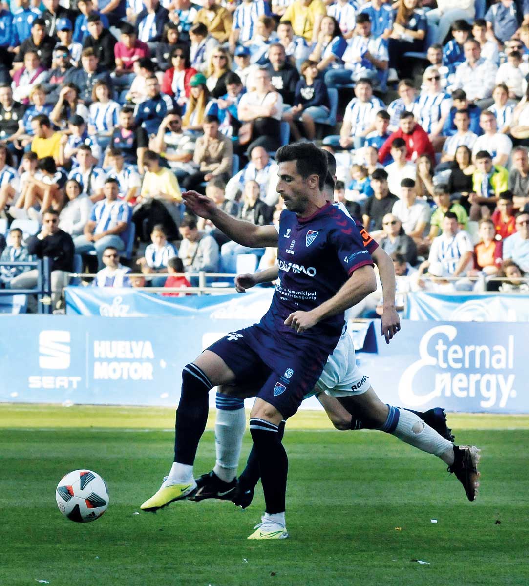 Fer Llorente controla el balón ante la presión de un contrario./ JUAN MARTÍN-G. SEGOVIANA