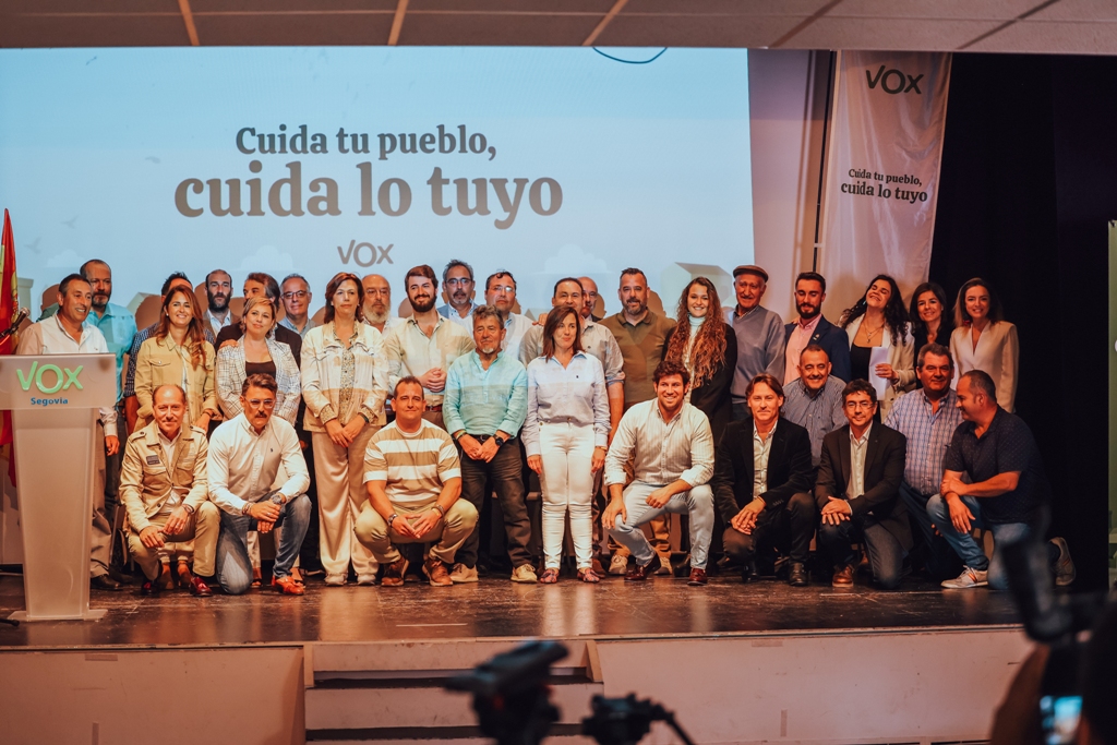 Los candidatos, con los dirigentes del partido, en Palazuelos el pasado domingo.