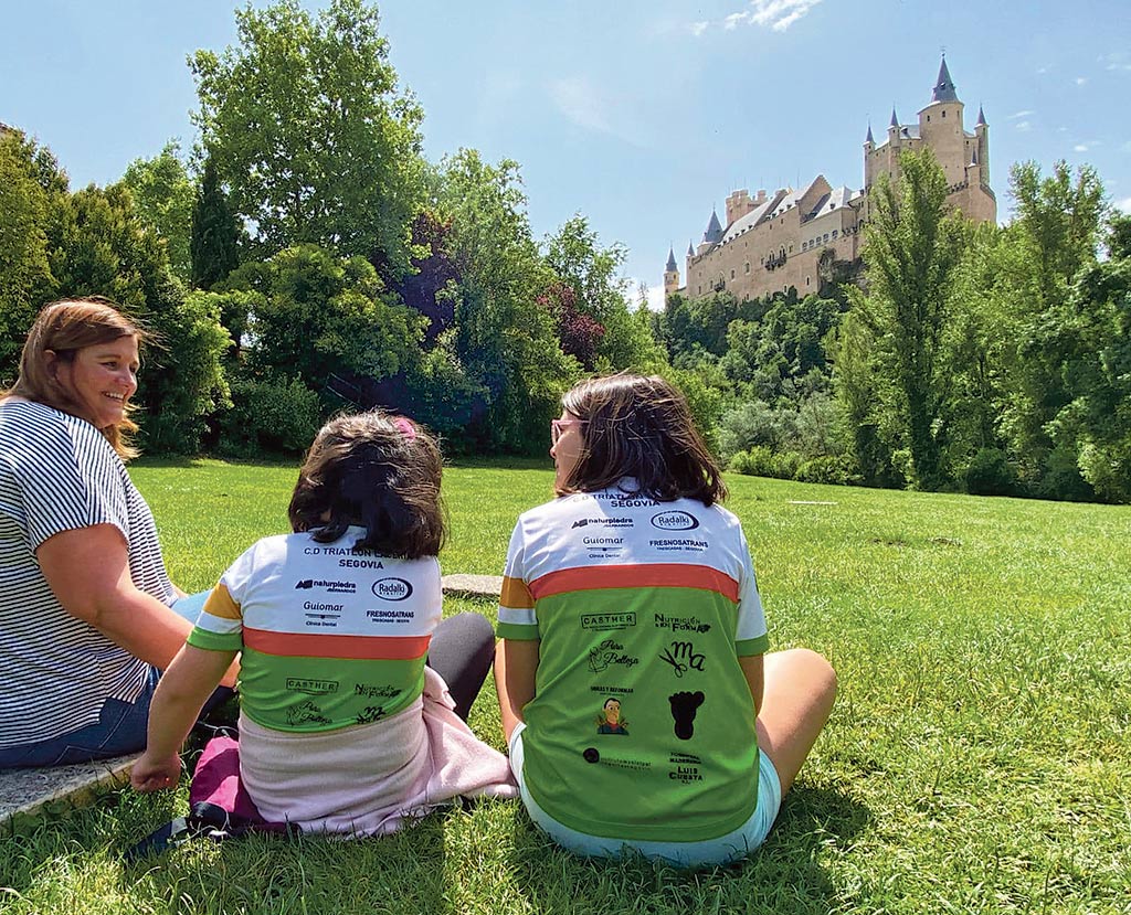 Clara Martín, junto a sus hijas, en la pradera de San Marcos. / E. A.