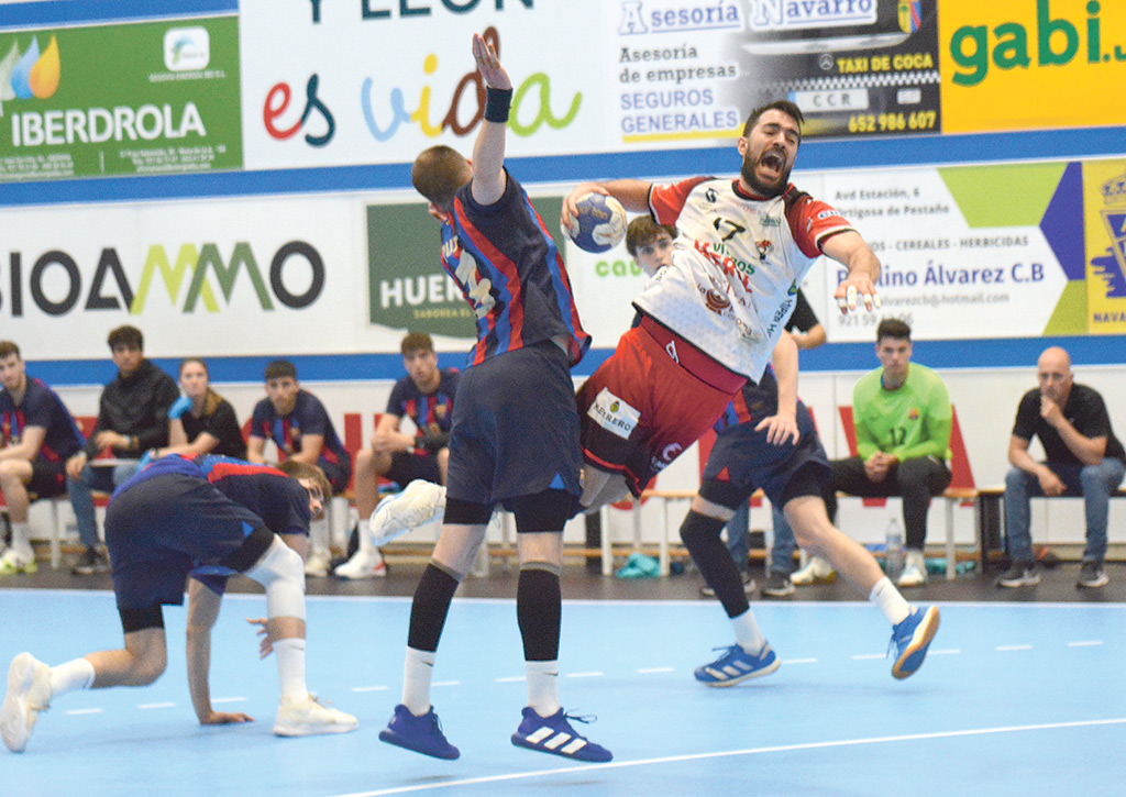 Carró intenta el lanzamiento desde los seis metros en una acción ofensiva del partido de ida./ AMADOR MARUGÁN