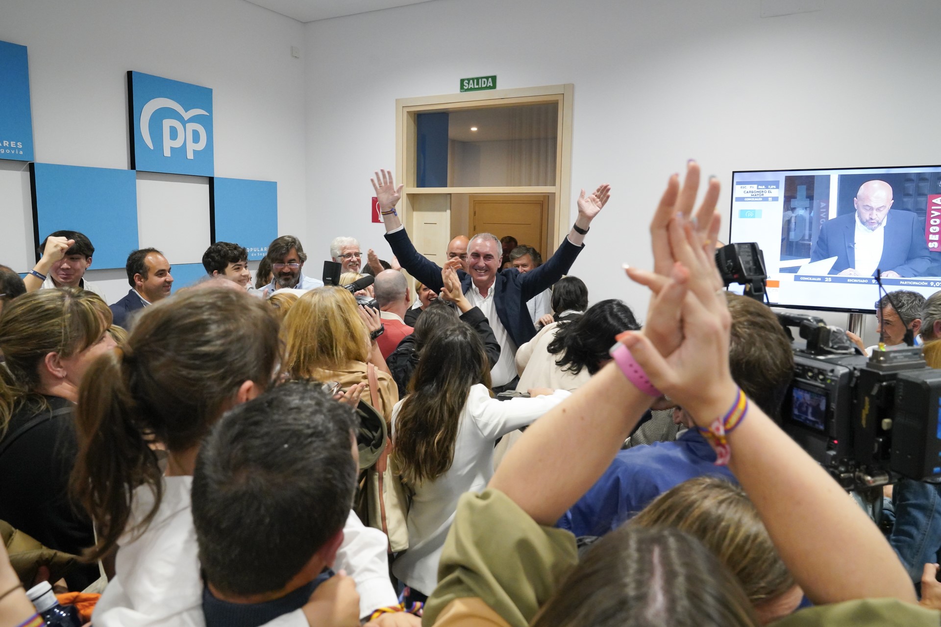 Los populares celebran la victoria de José Mazarías. / MIGUEL ÁNGEL FERNÁNDEZ