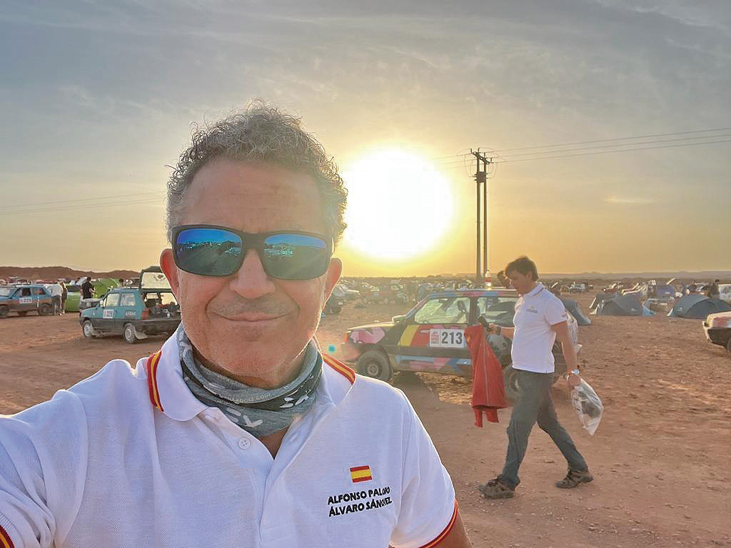 Alfonso Palomo, en el campamento del ‘Panda Raid’ en el desierto marroquí. / EL ADELANTADO